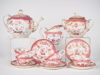 Vente aux enchères Partie de service à thé en céramique de Minton à décor de fleurettes e