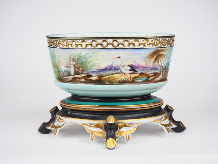 Jardinière Napoléon III en porcelaine à décor polychrome de paysage la