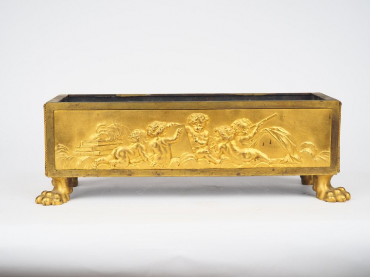 Jardinière de style Louis XVI en bronze doré à décor de putti, pieds g
