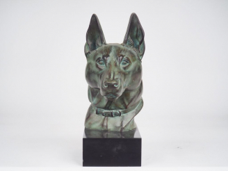 Vente aux enchères M. LEDUCQ. "Malinois". Sculpture en régule à patine verte, socle en ma