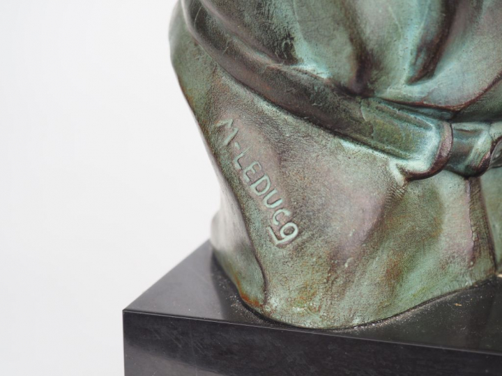 M. LEDUCQ. "Malinois". Sculpture en régule à patine verte, socle en ma
