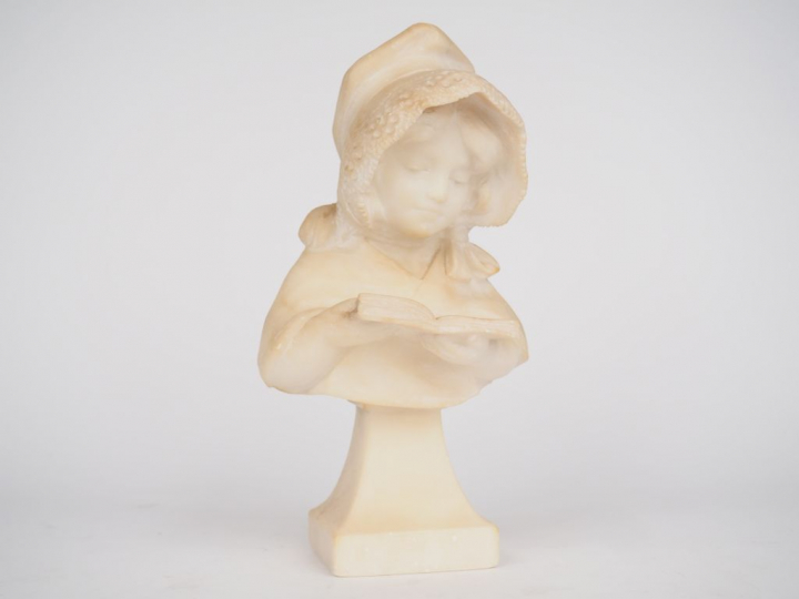 Sculpture en albâtre fin XIXème "Fillette lisant". H. 24 cm.