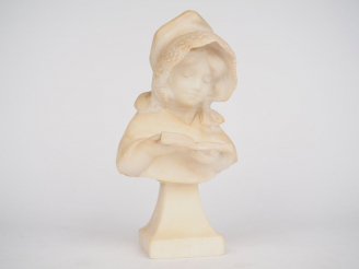 Vente aux enchères Sculpture en albâtre fin XIXème "Fillette lisant". H. 24 cm.