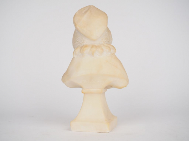 Sculpture en albâtre fin XIXème "Fillette lisant". H. 24 cm.