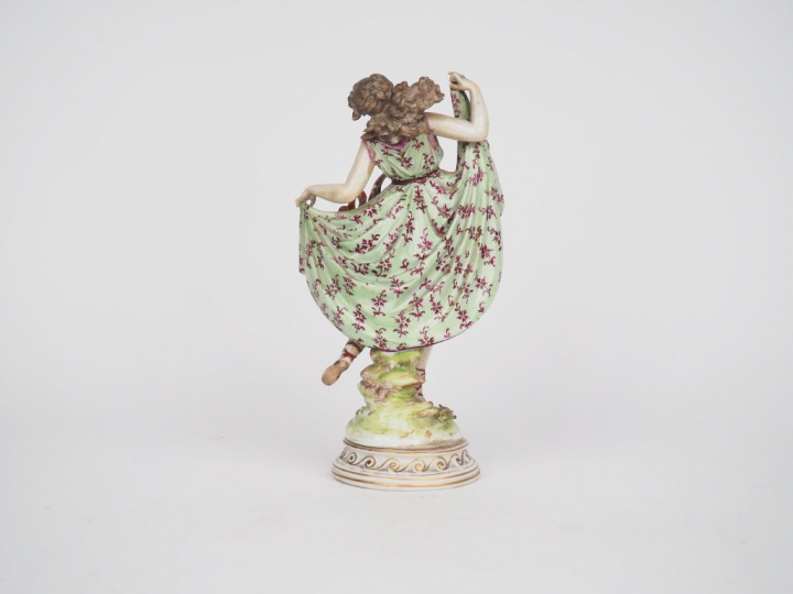 Sujet en porcelaine polychrome de Saxe "danseuse à la robe verte" H. 2
