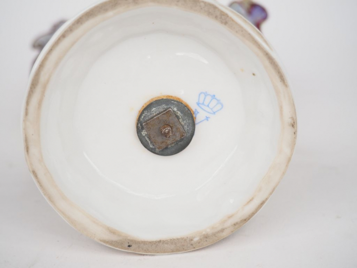 Sujet en porcelaine polychrome de Saxe "danseuse à la robe verte" H. 2