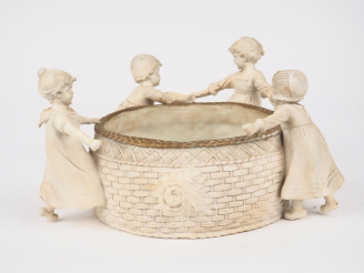 Vente aux enchères Jardinière en biscuit représentant des enfants rassemblés autour d'un 