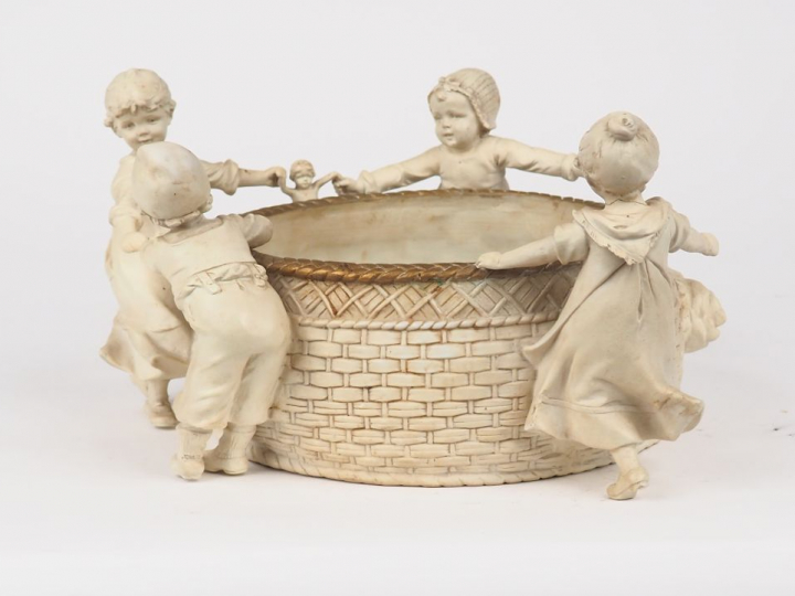 Jardinière en biscuit représentant des enfants rassemblés autour d'un 