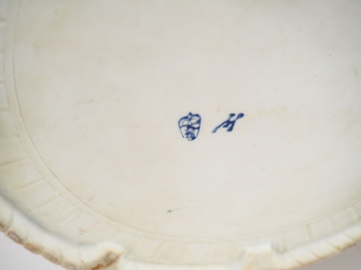 Jardinière en biscuit représentant des enfants rassemblés autour d'un 