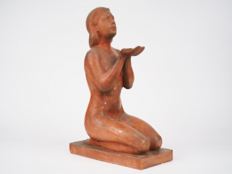 Vente aux enchères Jean TARGET. 'L'offrande'.  Sculpture en terre cuite.  Signée.  H. 42 