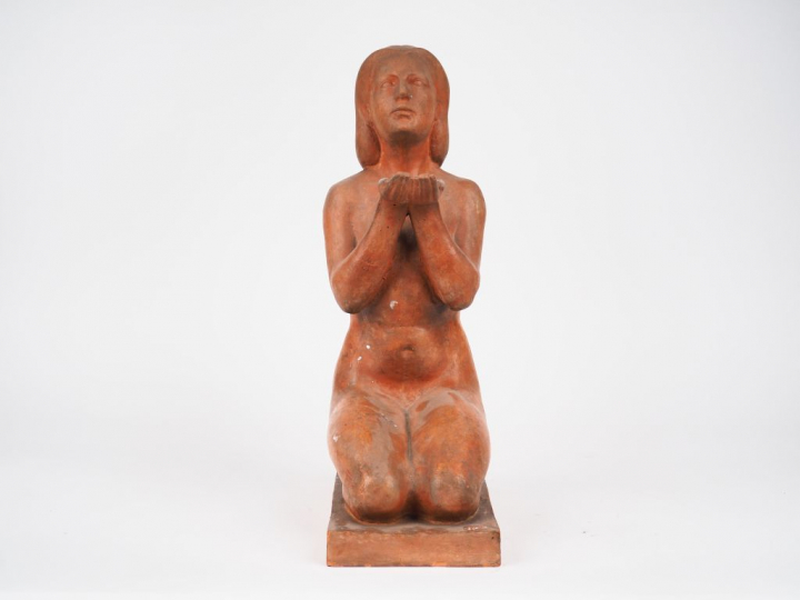 Jean TARGET. 'L'offrande'.  Sculpture en terre cuite.  Signée.  H. 42 
