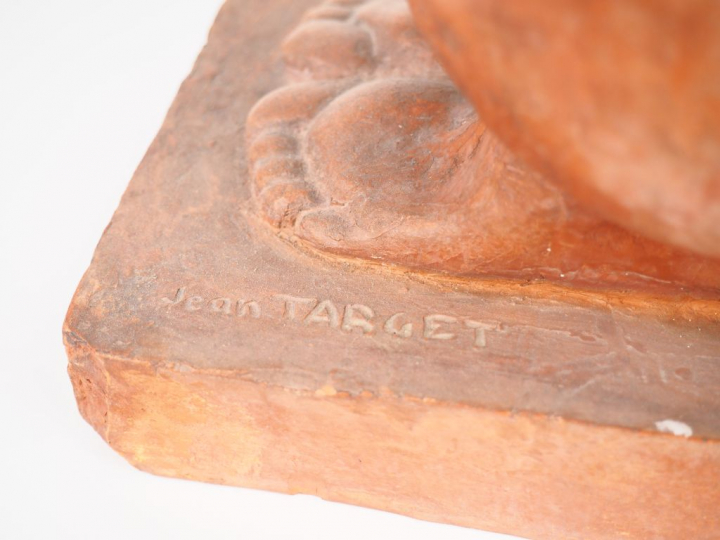 Jean TARGET. 'L'offrande'.  Sculpture en terre cuite.  Signée.  H. 42 