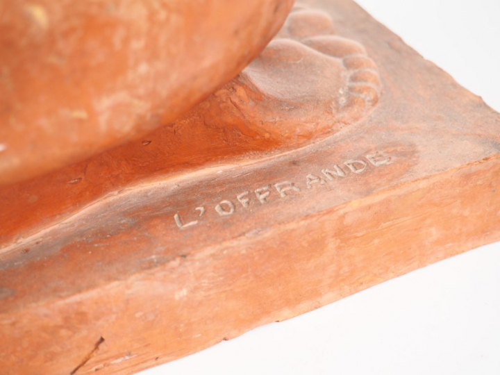 Jean TARGET. 'L'offrande'.  Sculpture en terre cuite.  Signée.  H. 42 