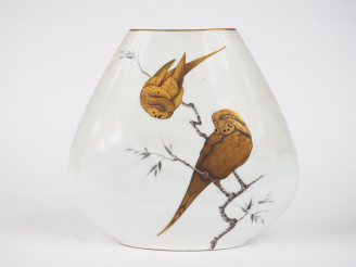 Vente aux enchères Vase ovoïde en porcelaine allemande à décor émaillé et doré de deux oi