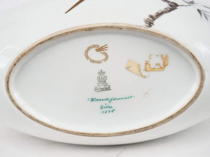 Vase ovoïde en porcelaine allemande à décor émaillé et doré de deux oi