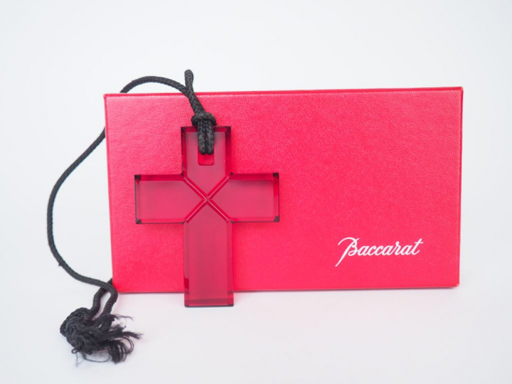 BACCARAT. Croix pendentif en cristal rouge. Signée Dim. 8 x 6,8 cm.