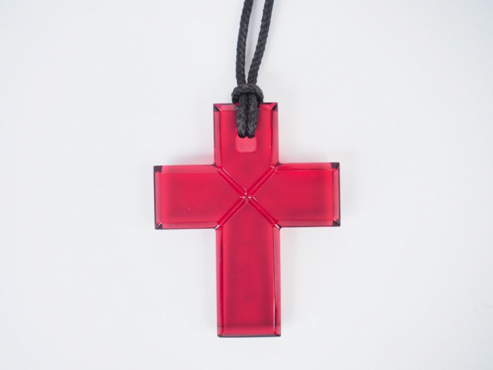 BACCARAT. Croix pendentif en cristal rouge. Signée Dim. 8 x 6,8 cm.