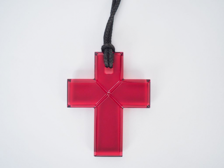 BACCARAT. Croix pendentif en cristal rouge. Signée Dim. 8 x 6,8 cm.