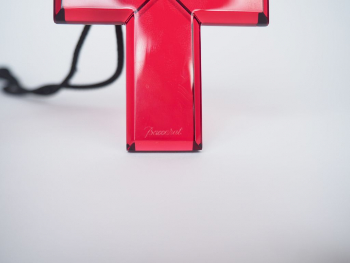 BACCARAT. Croix pendentif en cristal rouge. Signée Dim. 8 x 6,8 cm.