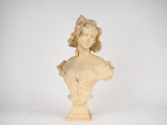 Vente aux enchères Ecole française fin XIXème début XXème. "Jeune fille au fichu". Sculpt