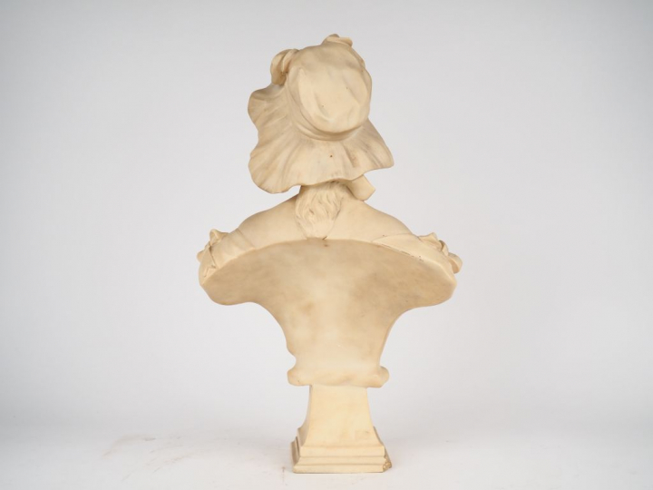 Ecole française fin XIXème début XXème. "Jeune fille au fichu". Sculpt