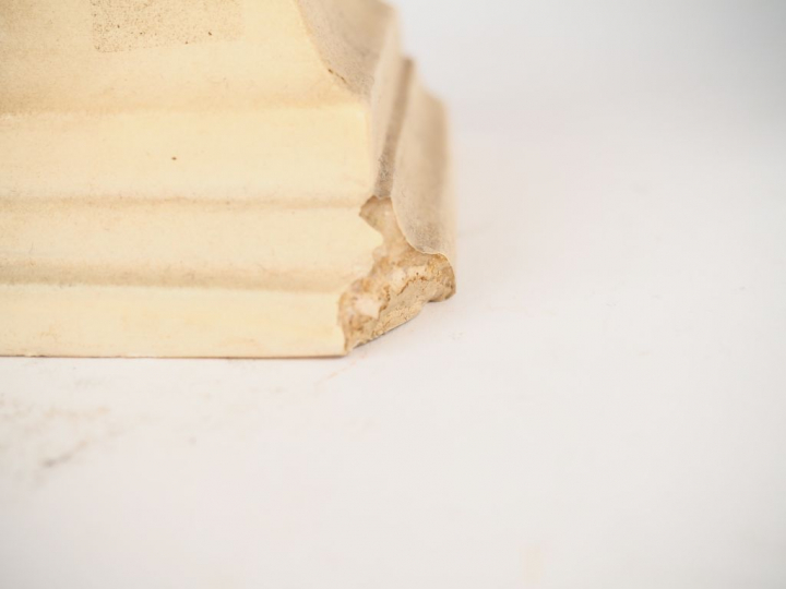 Ecole française fin XIXème début XXème. "Jeune fille au fichu". Sculpt