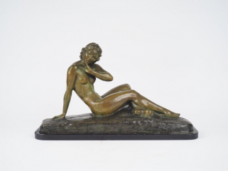 Vente aux enchères CIPRIANI.  "Jeune femme alanguie". Sculpture en bronze à patine verte,
