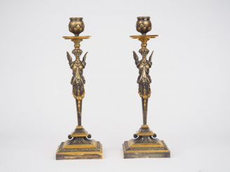 Vente aux enchères Paire de bougeoirs en bronze de style Empire à décor de femmes ailées.