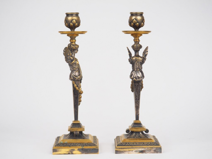 Paire de bougeoirs en bronze de style Empire à décor de femmes ailées.