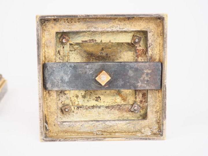 Paire de bougeoirs en bronze de style Empire à décor de femmes ailées.