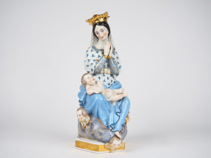 Tisanière XIXème en porcelaine polychrome figurant une Vierge à l'enfa