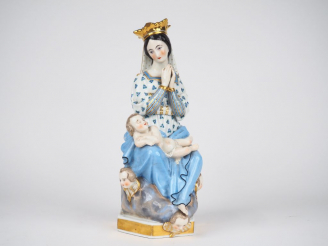 Vente aux enchères Tisanière XIXème en porcelaine polychrome figurant une Vierge à l'enfa