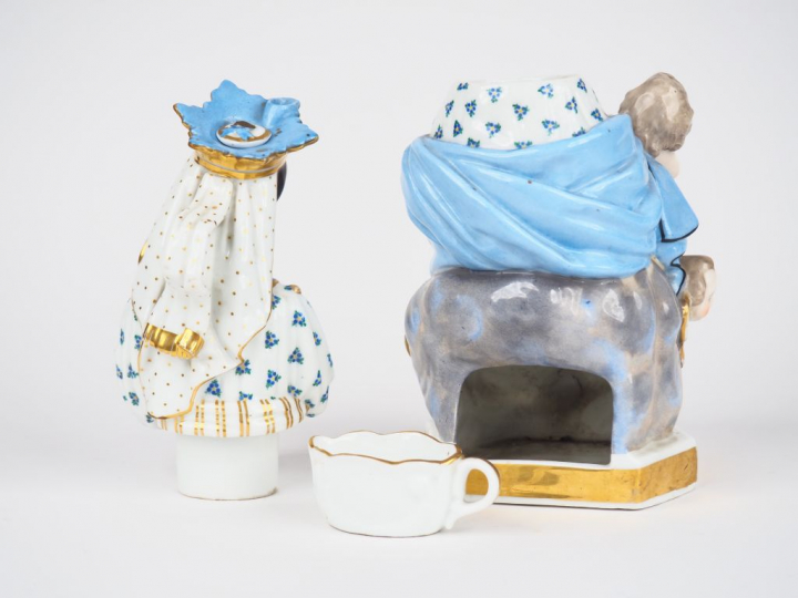 Tisanière XIXème en porcelaine polychrome figurant une Vierge à l'enfa