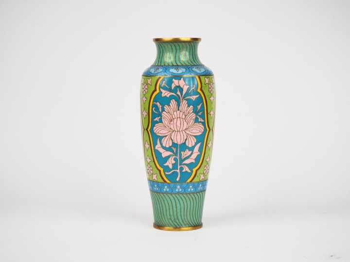 Vase Art Déco en émaux cloisonnés, à décor polychrome de fleurs et de 