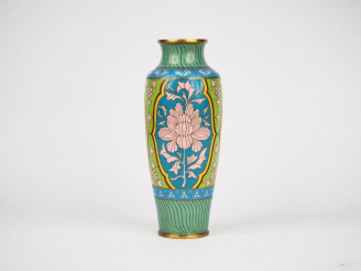 Vente aux enchères Vase Art Déco en émaux cloisonnés, à décor polychrome de fleurs et de 