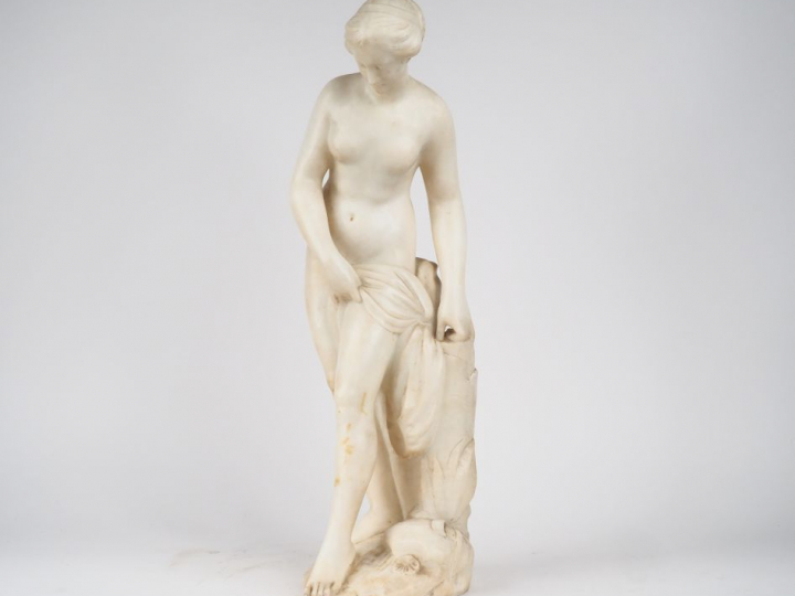 Ecole française fin XIXème. "Baigneuse". Sculpture en albâtre. H. 64 c