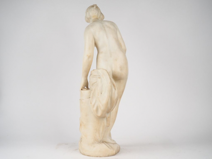 Ecole française fin XIXème. "Baigneuse". Sculpture en albâtre. H. 64 c
