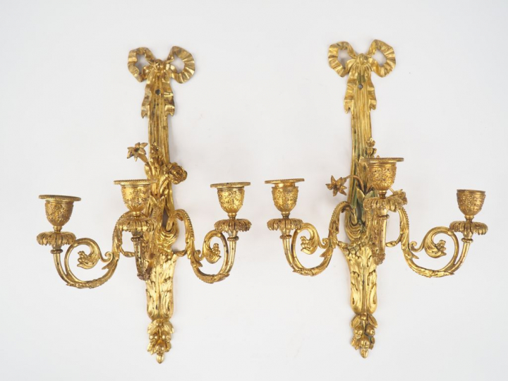 Paire d'appliques de style Louis XVI en bronze doré à décor de nœuds d