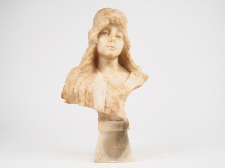 Ecole française fin XIXème. "Bohémienne". Sculpture en albâtre, titrée