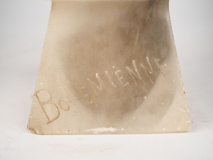 Ecole française fin XIXème. "Bohémienne". Sculpture en albâtre, titrée