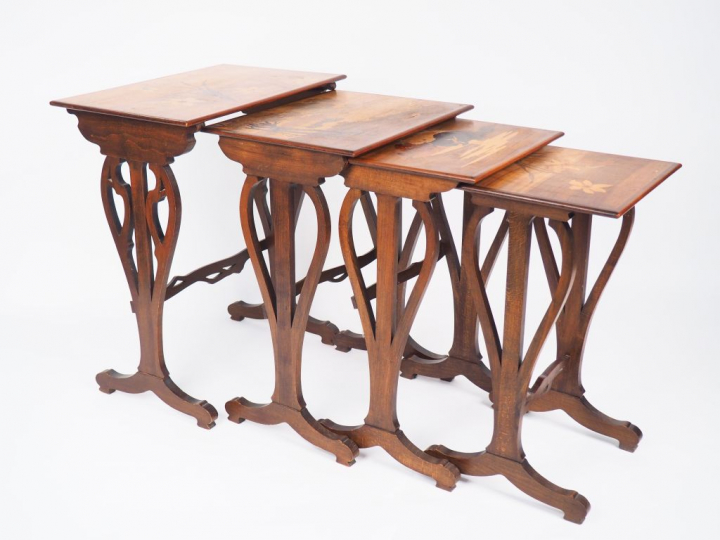 GALLE. Suite de 4 tables gigognes en marqueterie à décor de chats, de 