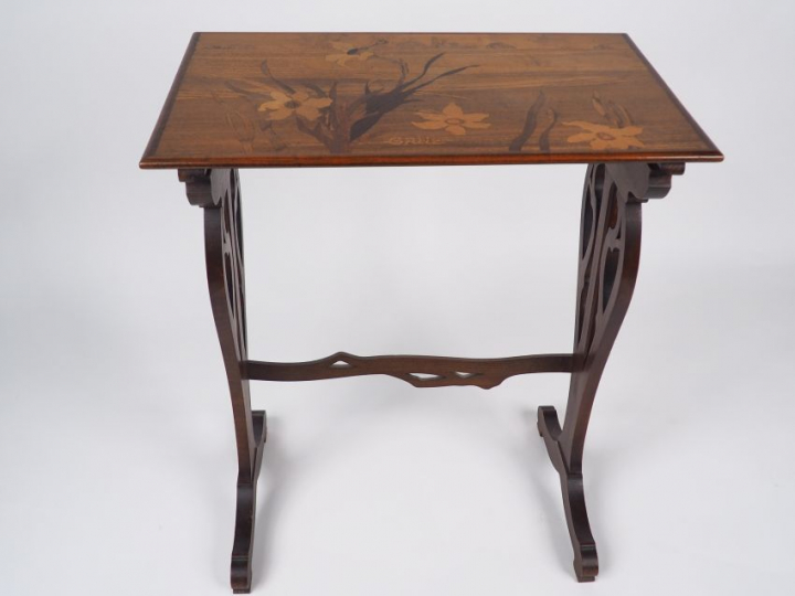 GALLE. Suite de 4 tables gigognes en marqueterie à décor de chats, de 