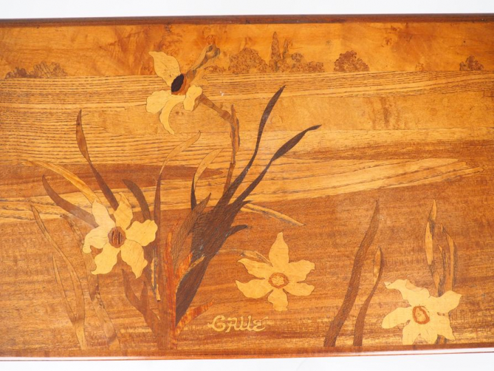 GALLE. Suite de 4 tables gigognes en marqueterie à décor de chats, de 