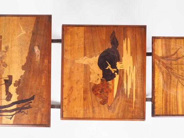 GALLE. Suite de 4 tables gigognes en marqueterie à décor de chats, de 