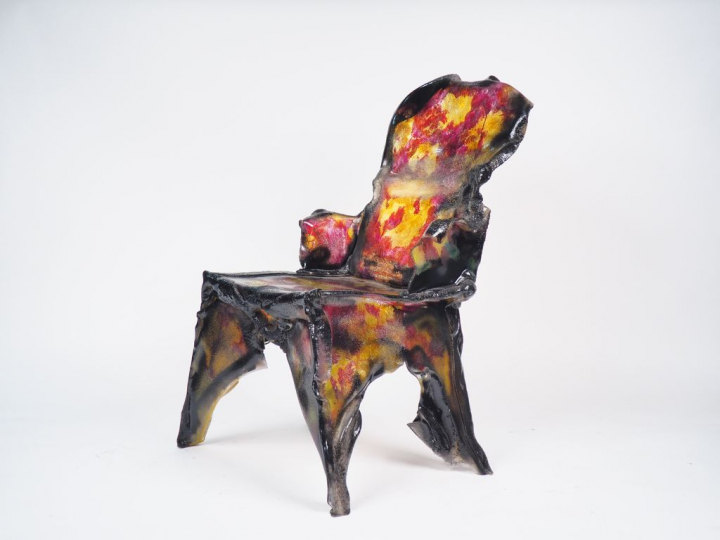 Chaise Design en plastique polychrome. Dim. 68 x 62,5 x 60 cm.