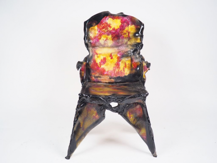 Chaise Design en plastique polychrome. Dim. 68 x 62,5 x 60 cm.