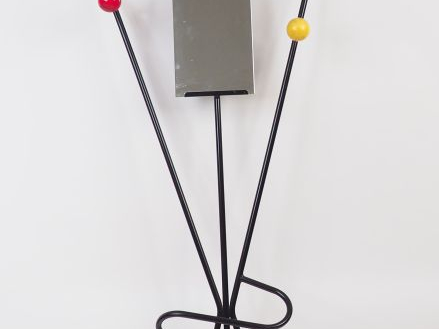 Porte-manteau années 50 en fer et bois polychrome. H. 185 cm.