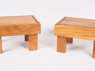 Vente aux enchères MAISON REGAIN. Paire de tabourets bas en orme massif. Signés. Dim. 23,