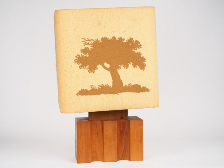 MAISON REGAIN.  Lampe moderniste en orme massif, abat-jour textile à d