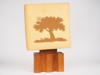 Vente aux enchères MAISON REGAIN.  Lampe moderniste en orme massif, abat-jour textile à d